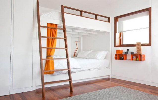 Um quarto compartilhado para adolescentes que preferem um ambiente clean Um quarto compartilhado para adolescentes que preferem um ambiente clean