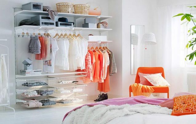 Um guarda-roupa aberto é uma opção descontraída para armazenamento Um guarda-roupa aberto é uma opção descontraída para armazenamento