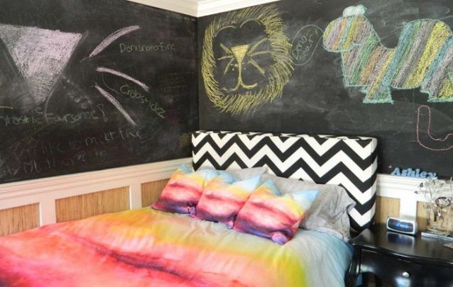 Uma parede de lousa é uma alternativa contemporânea para compor um quarto de adolescente Uma parede de lousa é uma alternativa contemporânea para compor um quarto de adolescente