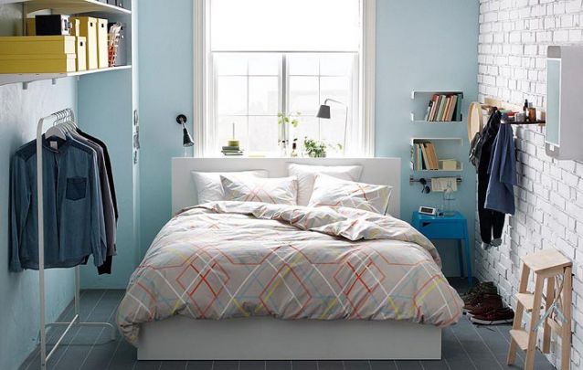 As prateleiras otimizam espaço no pequeno quarto masculino As prateleiras otimizam espaço no pequeno quarto masculino