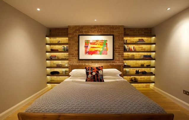 Aqui o espaço vertical atrás da cama foi utilizado de maneira inteligente para aumentar o espaço de apoio no ambiente pequeno Aqui o espaço vertical atrás da cama foi utilizado de maneira inteligente para aumentar o espaço de apoio no ambiente pequeno