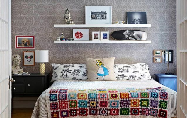 Vários elementos diferentes trazem a personalidade do adolescente para dentro do quarto Vários elementos diferentes trazem a personalidade do adolescente para dentro do quarto