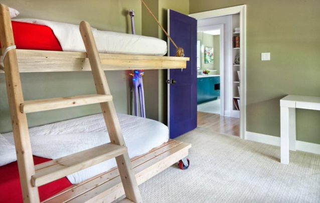 Neste projeto a cama de baixo do beliche possui rodinhas, e pode ser realocada no quarto conforme as necessidades Neste projeto a cama de baixo do beliche possui rodinhas, e pode ser realocada no quarto conforme as necessidades