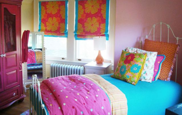 Um quarto alegre e colorido para as meninas Um quarto alegre e colorido para as meninas