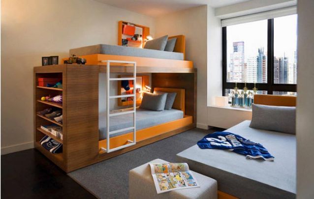 Um bom exemplo de um quarto de adolescente compartilhado entre três pessoas Um bom exemplo de um quarto de adolescente compartilhado entre três pessoas