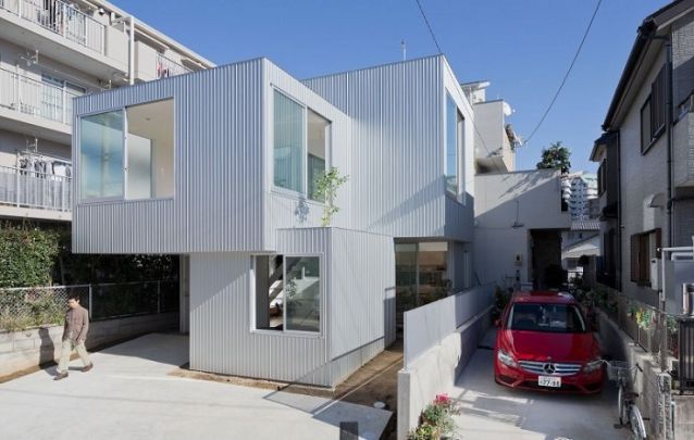 Para um terreno estreito, aposte em projetos de casas com diferentes níveis para ocupar melhor o espaço Para um terreno estreito, aposte em projetos de casas com diferentes níveis para ocupar melhor o espaço