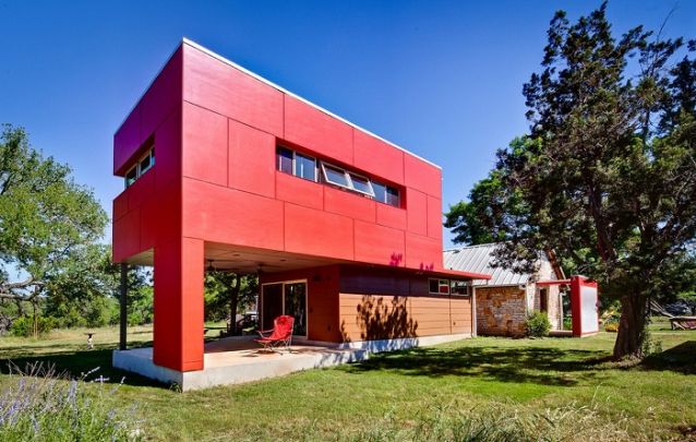 Um pouco de cor para trazer ainda mais destaque para este projeto de casa despojado Um pouco de cor para trazer ainda mais destaque para este projeto de casa despojado