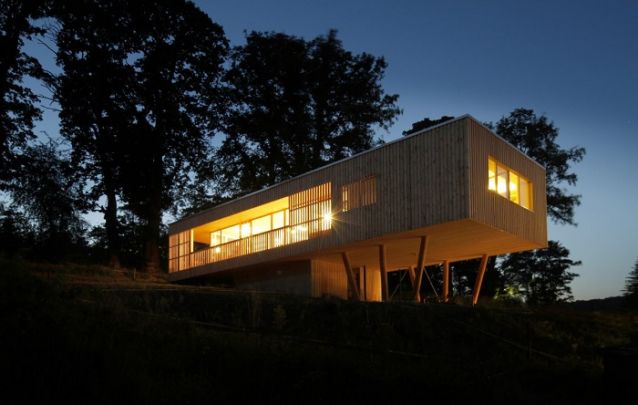 Modelo de casa feito em madeira para combinar com o ambiente campestre Modelo de casa feito em madeira para combinar com o ambiente campestre