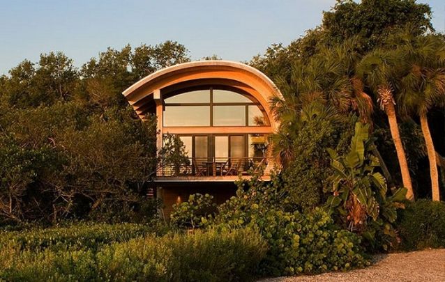 Modelo de casa inusitado, com telhado em curva Modelo de casa inusitado, com telhado em curva
