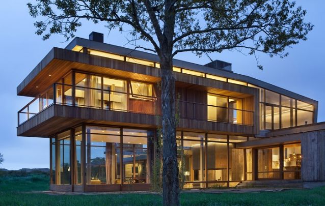 Este modelo é uma amostra de como projetos de casas com muito vidro e madeira se tornam elegantes Este modelo é uma amostra de como projetos de casas com muito vidro e madeira se tornam elegantes