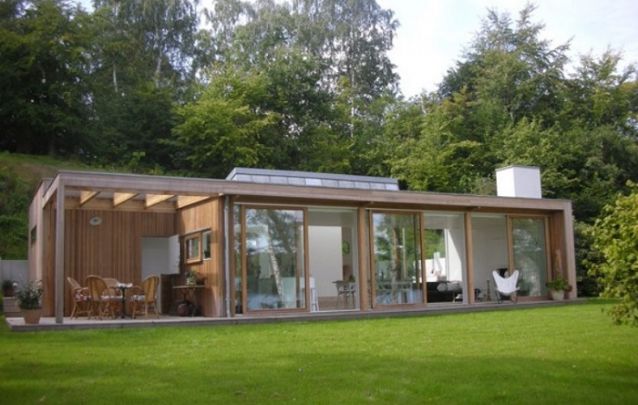 Para os finais de semana no campo, aposte em um projeto de casa pequeno e minimalista, com muita madeira e vidro Para os finais de semana no campo, aposte em um projeto de casa pequeno e minimalista, com muita madeira e vidro
