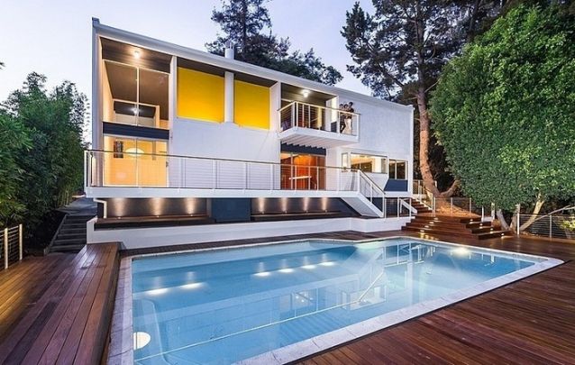 Casa moderna de dois andares com piscina Casa moderna de dois andares com piscina