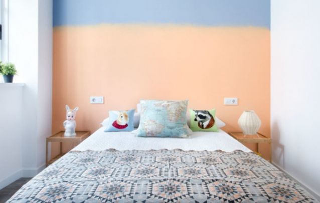 Quarto feminino pequeno com uma parede de destaque atrás da cama Quarto feminino pequeno com uma parede de destaque atrás da cama