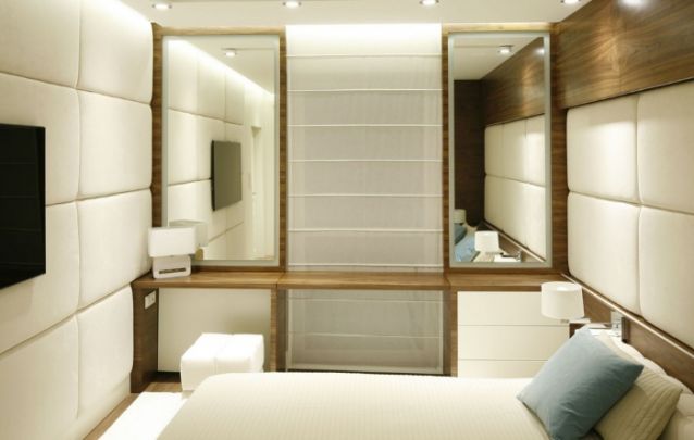 Pequeno quarto com paredes estofadas e um design único Pequeno quarto com paredes estofadas e um design único