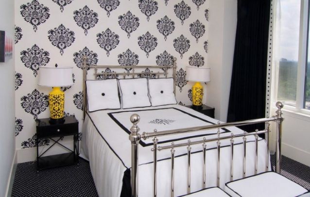 Os abajures amarelos quebram o padrão branco e preto com elegância Os abajures amarelos quebram o padrão branco e preto com elegância