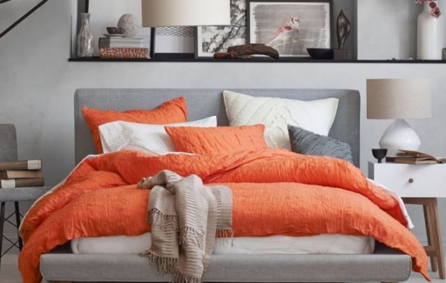 Cinza e laranja, uma combinação moderna e despojada para compor um quarto feminino Cinza e laranja, uma combinação moderna e despojada para compor um quarto feminino