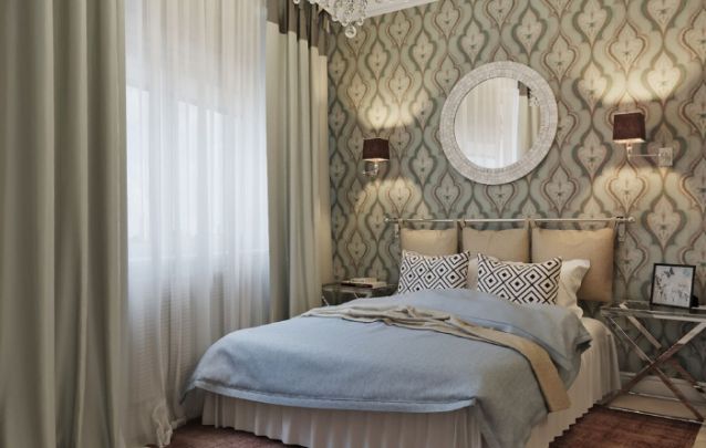 O papel de parede atrás da cama valoriza o design do quarto pequeno O papel de parede atrás da cama valoriza o design do quarto pequeno