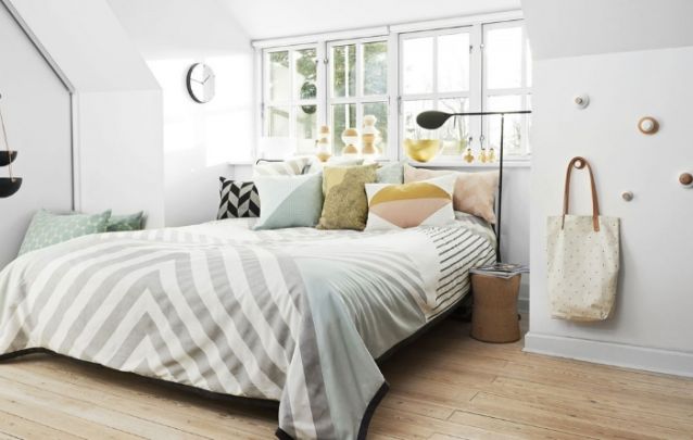 Um mix de almofadas com estampas diferentes deixa o quarto pequeno mais aconchegante Um mix de almofadas com estampas diferentes deixa o quarto pequeno mais aconchegante
