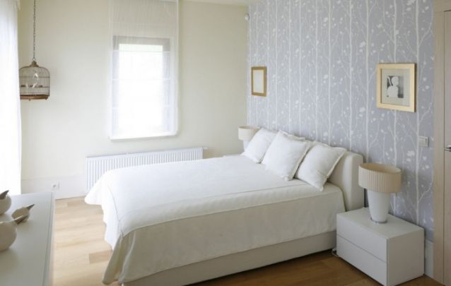 Papel de parede delicado e feminino para este pequeno quarto Papel de parede delicado e feminino para este pequeno quarto