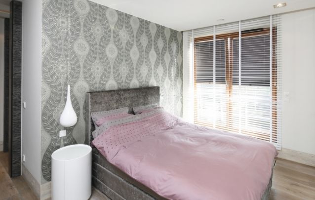 Cinza e leves toques de rosa foram escolhidos para a cartela de cor deste pequeno ambiente Cinza e leves toques de rosa foram escolhidos para a cartela de cor deste pequeno ambiente