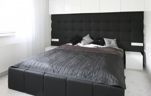 Mais uma opção de quarto pequeno elegante em branco e preto Mais uma opção de quarto pequeno elegante em branco e preto