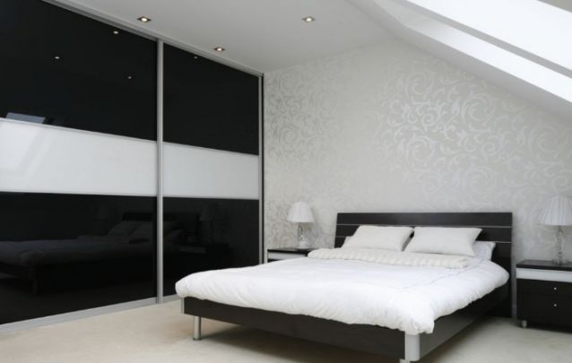 Papel de parede neutro, porém, sofisticado para compor este quarto feminino pequeno Papel de parede neutro, porém, sofisticado para compor este quarto feminino pequeno