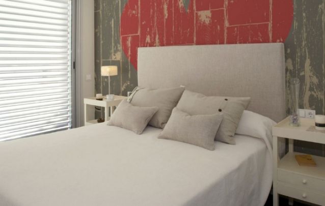 O coração atrás da cama deixa este pequeno ambiente romântico O coração atrás da cama deixa este pequeno ambiente romântico