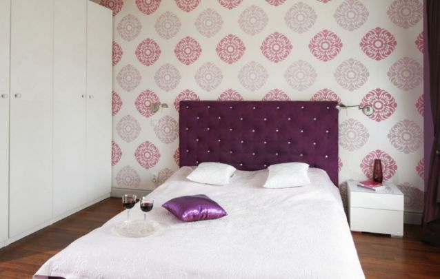 Tons de roxo caem muito bem em um quarto feminino Tons de roxo caem muito bem em um quarto feminino