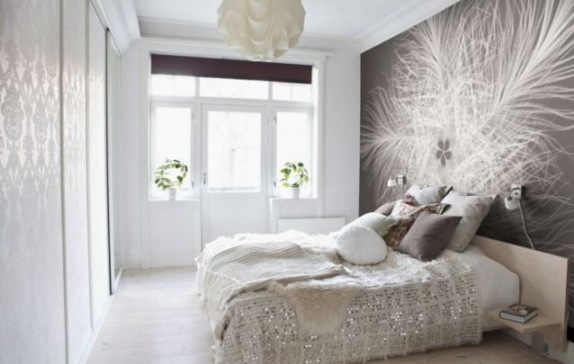 A estampa na parede atrás da cama deixa este ambiente singular A estampa na parede atrás da cama deixa este ambiente singular