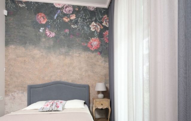 O papel de parede atrás da cama traz acabamento para o pequenino cômodo O papel de parede atrás da cama traz acabamento para o pequenino cômodo