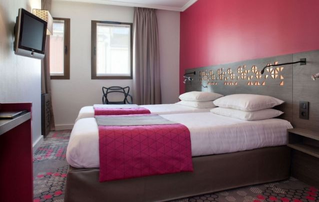 Quarto feminino pequeno com duas camas Quarto feminino pequeno com duas camas