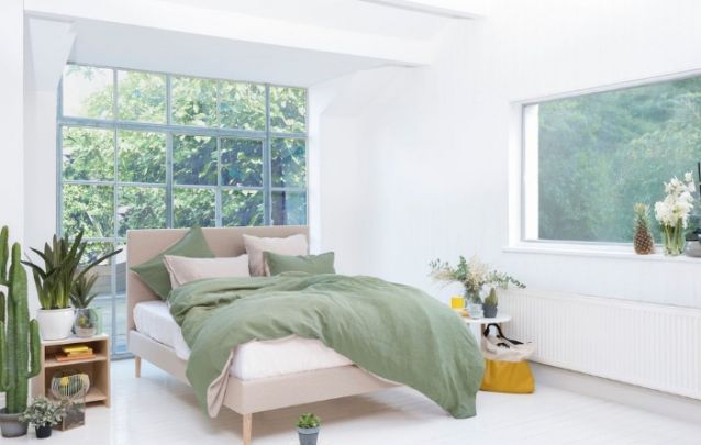 Quarto feminino pequeno com parede de vidro atrás da cama Quarto feminino pequeno com parede de vidro atrás da cama