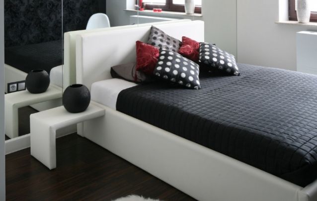 Os toques de vermelho vêm para deixar o decor. mais dramático Os toques de vermelho vêm para deixar o decor. mais dramático